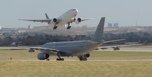 En el plano inferior, el Airbus A330-200 KC2 RAF el 16-8-2015 