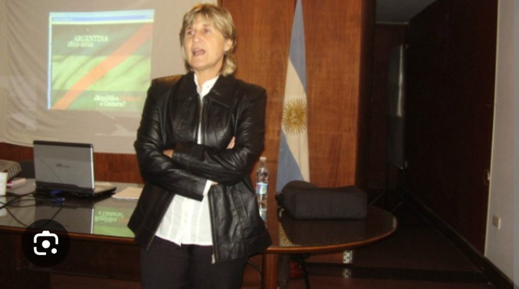 Ni ahorro ni transparencia: Azcué necesita generar vacantes para empezar a pagar apoyos políticos»