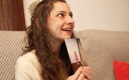 Noelia posando con una de las fotos elegidas para la eutanasia.