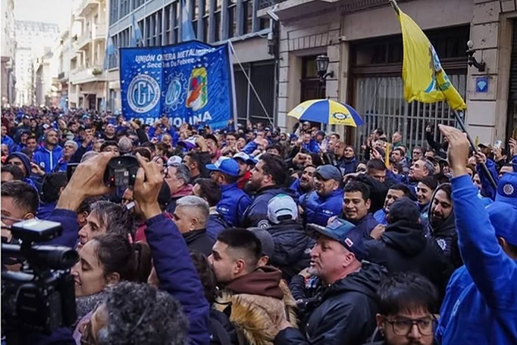 uom abrazo y apoyo anti intervencion