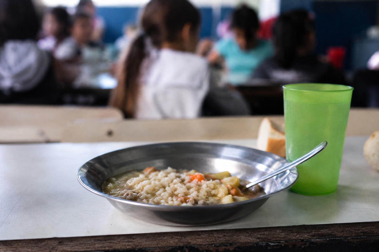 La Justicia frena la entrega de alimentos con sellos de advertencia en las escuelas entrerrianas; el gobierno apela la cautelar