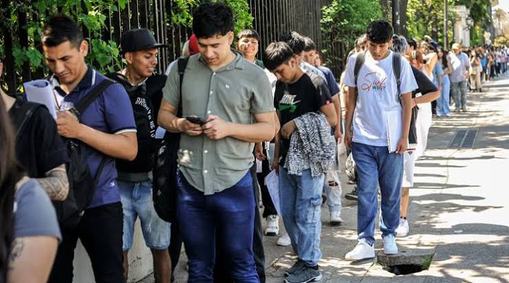 jovenes cola trabajo
