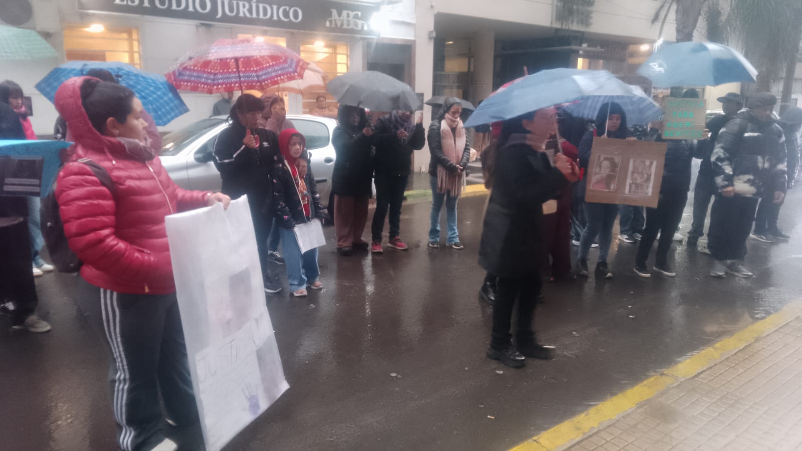 Familiares de Noemí Benítez reclamaron justicia frente a los Tribunales de Concordia