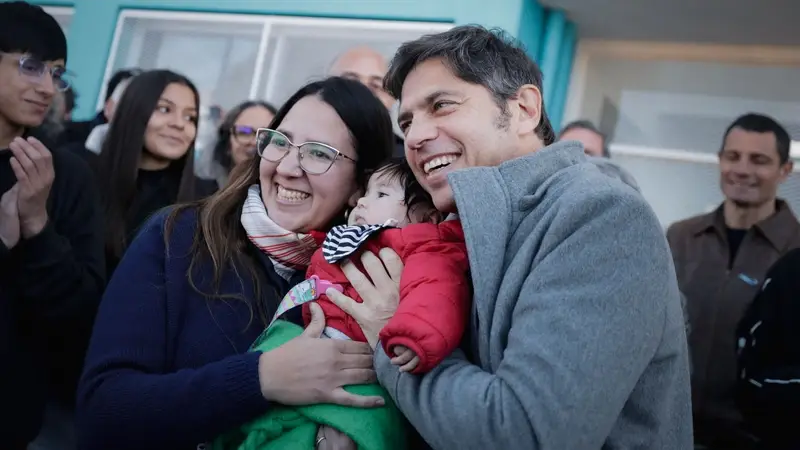 kicchi abraza niño
