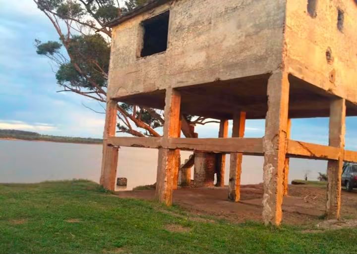 Playa Los Tomates: denunciaron un ataque con gomeras y amenazas con machetes dentro de una propiedad privada