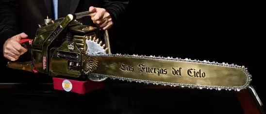 motosierra dorada de las fuerzas del cielo