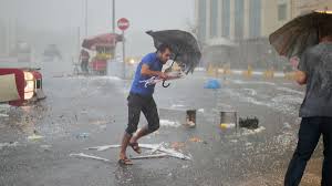 tormentas, granizo gente paraguas