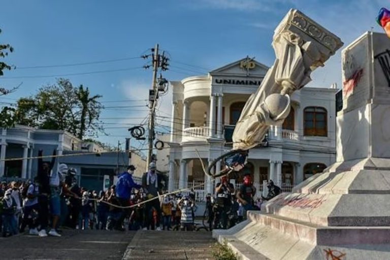 estatua de colón derribada
